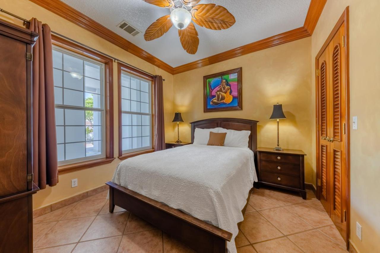 Grand Colony Island Villas San Pedro  Exterior photo