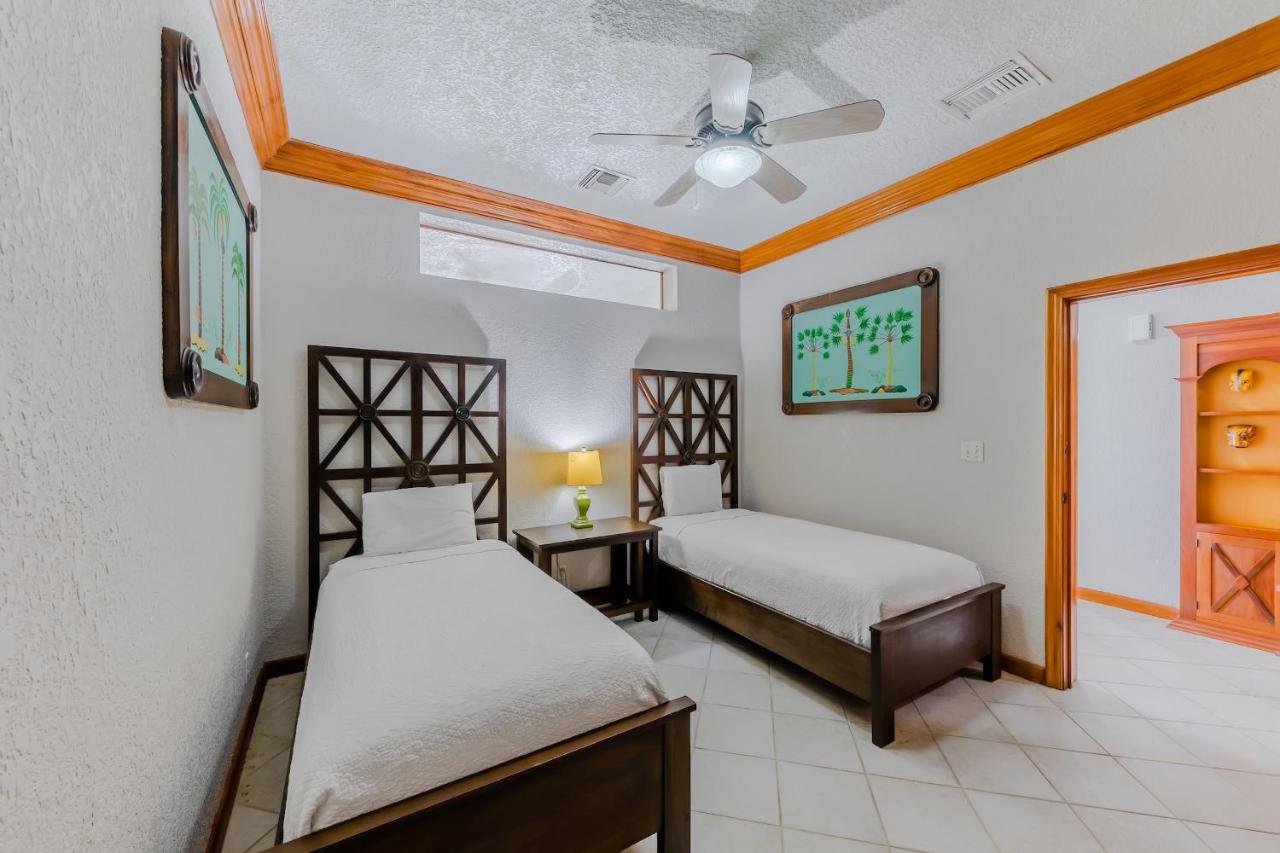 Grand Colony Island Villas San Pedro  Exterior photo